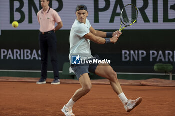 2024-05-28 - Holger Rune of Denmark during day 3 of 2024 French Open, Roland-Garros 2024, Grand Slam tennis tournament on May 28, 2024 at Roland-Garros stadium in Paris, France - TENNIS - ROLAND GARROS 2024 - 28/05 - INTERNATIONALS - TENNIS