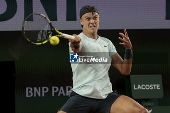 2024-05-28 - Holger Rune of Denmark during day 3 of 2024 French Open, Roland-Garros 2024, Grand Slam tennis tournament on May 28, 2024 at Roland-Garros stadium in Paris, France - TENNIS - ROLAND GARROS 2024 - 28/05 - INTERNATIONALS - TENNIS