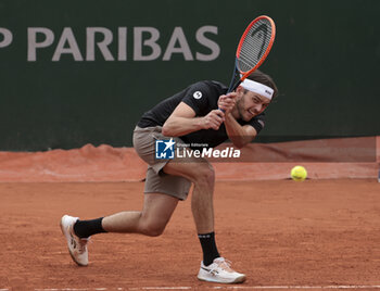 2024-05-28 - Taylor Fritz of USA during day 3 of 2024 French Open, Roland-Garros 2024, Grand Slam tennis tournament on May 28, 2024 at Roland-Garros stadium in Paris, France - TENNIS - ROLAND GARROS 2024 - 28/05 - INTERNATIONALS - TENNIS