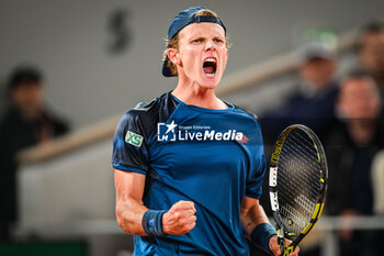 2024-05-29 - Jesper DE JONG of Netherlands celebrates his point during the fourth day of Roland-Garros 2024, ATP and WTA Grand Slam tennis tournament on May 29, 2024 at Roland-Garros stadium in Paris, France - TENNIS - ROLAND GARROS 2024 - 29/05 - INTERNATIONALS - TENNIS