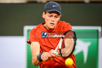 2024-05-29 - Jannik SINNER of Italy during the fourth day of Roland-Garros 2024, ATP and WTA Grand Slam tennis tournament on May 29, 2024 at Roland-Garros stadium in Paris, France - TENNIS - ROLAND GARROS 2024 - 29/05 - INTERNATIONALS - TENNIS