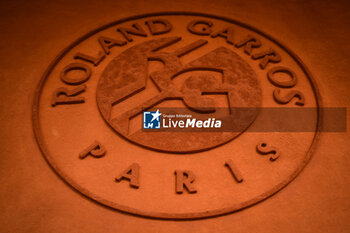 2024-05-29 - Illustration of the official logo of Roland Garros during the fourth day of Roland-Garros 2024, ATP and WTA Grand Slam tennis tournament on May 29, 2024 at Roland-Garros stadium in Paris, France - TENNIS - ROLAND GARROS 2024 - 29/05 - INTERNATIONALS - TENNIS