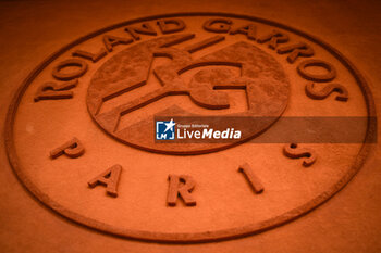 2024-05-29 - Illustration of the official logo of Roland Garros during Roland-Garros 2024, ATP and WTA Grand Slam tennis tournament on May 29, 2024 at Roland-Garros stadium in Paris, France - TENNIS - ROLAND GARROS 2024 - 29/05 - INTERNATIONALS - TENNIS