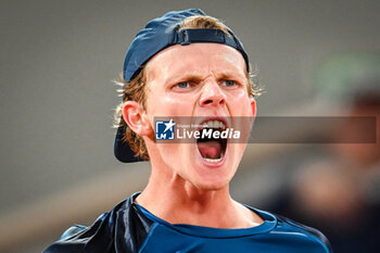 2024-05-29 - Jesper DE JONG of Netherlands celebrates his point during the fourth day of Roland-Garros 2024, ATP and WTA Grand Slam tennis tournament on May 29, 2024 at Roland-Garros stadium in Paris, France - TENNIS - ROLAND GARROS 2024 - 29/05 - INTERNATIONALS - TENNIS