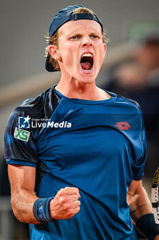 2024-05-29 - Jesper DE JONG of Netherlands celebrates his point during the fourth day of Roland-Garros 2024, ATP and WTA Grand Slam tennis tournament on May 29, 2024 at Roland-Garros stadium in Paris, France - TENNIS - ROLAND GARROS 2024 - 29/05 - INTERNATIONALS - TENNIS