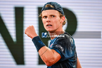 2024-05-29 - Jesper DE JONG of Netherlands celebrates his point during the fourth day of Roland-Garros 2024, ATP and WTA Grand Slam tennis tournament on May 29, 2024 at Roland-Garros stadium in Paris, France - TENNIS - ROLAND GARROS 2024 - 29/05 - INTERNATIONALS - TENNIS