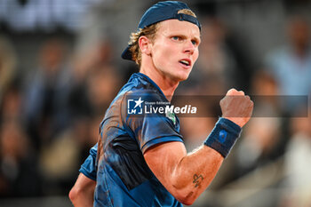 2024-05-29 - Jesper DE JONG of Netherlands celebrates his point during the fourth day of Roland-Garros 2024, ATP and WTA Grand Slam tennis tournament on May 29, 2024 at Roland-Garros stadium in Paris, France - TENNIS - ROLAND GARROS 2024 - 29/05 - INTERNATIONALS - TENNIS