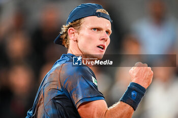 2024-05-29 - Jesper DE JONG of Netherlands celebrates his point during the fourth day of Roland-Garros 2024, ATP and WTA Grand Slam tennis tournament on May 29, 2024 at Roland-Garros stadium in Paris, France - TENNIS - ROLAND GARROS 2024 - 29/05 - INTERNATIONALS - TENNIS