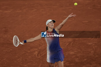 2024-05-29 - Iga Swiatek of Poland during day 4 of the 2024 French Open, Roland-Garros 2024, Grand Slam tennis tournament on May 29, 2024 at Roland-Garros stadium in Paris, France - TENNIS - ROLAND GARROS 2024 - 29/05 - INTERNATIONALS - TENNIS