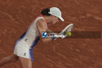 2024-05-29 - Iga Swiatek of Poland during day 4 of the 2024 French Open, Roland-Garros 2024, Grand Slam tennis tournament on May 29, 2024 at Roland-Garros stadium in Paris, France - TENNIS - ROLAND GARROS 2024 - 29/05 - INTERNATIONALS - TENNIS