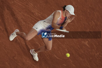 2024-05-29 - Iga Swiatek of Poland during day 4 of the 2024 French Open, Roland-Garros 2024, Grand Slam tennis tournament on May 29, 2024 at Roland-Garros stadium in Paris, France - TENNIS - ROLAND GARROS 2024 - 29/05 - INTERNATIONALS - TENNIS