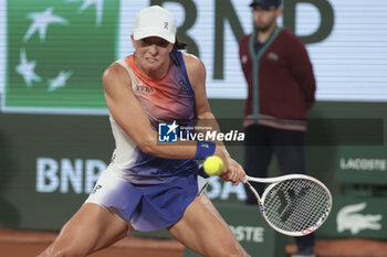 2024-05-29 - Iga Swiatek of Poland during day 4 of the 2024 French Open, Roland-Garros 2024, Grand Slam tennis tournament on May 29, 2024 at Roland-Garros stadium in Paris, France - TENNIS - ROLAND GARROS 2024 - 29/05 - INTERNATIONALS - TENNIS