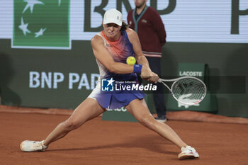 2024-05-29 - Iga Swiatek of Poland during day 4 of the 2024 French Open, Roland-Garros 2024, Grand Slam tennis tournament on May 29, 2024 at Roland-Garros stadium in Paris, France - TENNIS - ROLAND GARROS 2024 - 29/05 - INTERNATIONALS - TENNIS