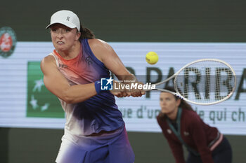 2024-05-29 - Iga Swiatek of Poland during day 4 of the 2024 French Open, Roland-Garros 2024, Grand Slam tennis tournament on May 29, 2024 at Roland-Garros stadium in Paris, France - TENNIS - ROLAND GARROS 2024 - 29/05 - INTERNATIONALS - TENNIS