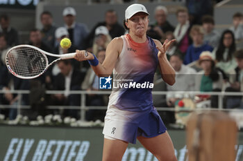 2024-05-29 - Iga Swiatek of Poland during day 4 of the 2024 French Open, Roland-Garros 2024, Grand Slam tennis tournament on May 29, 2024 at Roland-Garros stadium in Paris, France - TENNIS - ROLAND GARROS 2024 - 29/05 - INTERNATIONALS - TENNIS