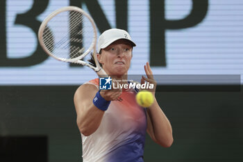 2024-05-29 - Iga Swiatek of Poland during day 4 of the 2024 French Open, Roland-Garros 2024, Grand Slam tennis tournament on May 29, 2024 at Roland-Garros stadium in Paris, France - TENNIS - ROLAND GARROS 2024 - 29/05 - INTERNATIONALS - TENNIS