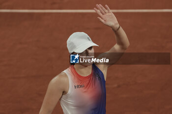 2024-05-29 - Iga Swiatek of Poland celebrates following her victory during day 4 of the 2024 French Open, Roland-Garros 2024, Grand Slam tennis tournament on May 29, 2024 at Roland-Garros stadium in Paris, France - TENNIS - ROLAND GARROS 2024 - 29/05 - INTERNATIONALS - TENNIS