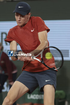 2024-05-29 - Jannik Sinner of Italy during day 4 of the 2024 French Open, Roland-Garros 2024, Grand Slam tennis tournament on May 29, 2024 at Roland-Garros stadium in Paris, France - TENNIS - ROLAND GARROS 2024 - 29/05 - INTERNATIONALS - TENNIS