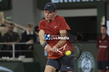 2024-05-29 - Jannik Sinner of Italy during day 4 of the 2024 French Open, Roland-Garros 2024, Grand Slam tennis tournament on May 29, 2024 at Roland-Garros stadium in Paris, France - TENNIS - ROLAND GARROS 2024 - 29/05 - INTERNATIONALS - TENNIS