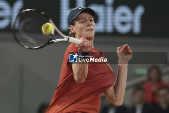 2024-05-29 - Jannik Sinner of Italy during day 4 of the 2024 French Open, Roland-Garros 2024, Grand Slam tennis tournament on May 29, 2024 at Roland-Garros stadium in Paris, France - TENNIS - ROLAND GARROS 2024 - 29/05 - INTERNATIONALS - TENNIS