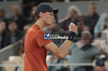 2024-05-29 - Jannik Sinner of Italy during day 4 of the 2024 French Open, Roland-Garros 2024, Grand Slam tennis tournament on May 29, 2024 at Roland-Garros stadium in Paris, France - TENNIS - ROLAND GARROS 2024 - 29/05 - INTERNATIONALS - TENNIS