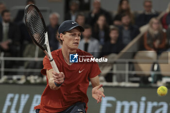 2024-05-29 - Jannik Sinner of Italy during day 4 of the 2024 French Open, Roland-Garros 2024, Grand Slam tennis tournament on May 29, 2024 at Roland-Garros stadium in Paris, France - TENNIS - ROLAND GARROS 2024 - 29/05 - INTERNATIONALS - TENNIS