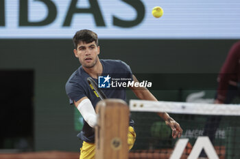 2024-05-29 - Carlos Alcaraz of Spain during day 4 of the 2024 French Open, Roland-Garros 2024, Grand Slam tennis tournament on May 29, 2024 at Roland-Garros stadium in Paris, France - TENNIS - ROLAND GARROS 2024 - 29/05 - INTERNATIONALS - TENNIS