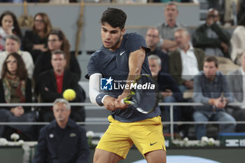 2024-05-29 - Carlos Alcaraz of Spain during day 4 of the 2024 French Open, Roland-Garros 2024, Grand Slam tennis tournament on May 29, 2024 at Roland-Garros stadium in Paris, France - TENNIS - ROLAND GARROS 2024 - 29/05 - INTERNATIONALS - TENNIS