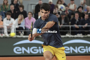 2024-05-29 - Carlos Alcaraz of Spain during day 4 of the 2024 French Open, Roland-Garros 2024, Grand Slam tennis tournament on May 29, 2024 at Roland-Garros stadium in Paris, France - TENNIS - ROLAND GARROS 2024 - 29/05 - INTERNATIONALS - TENNIS