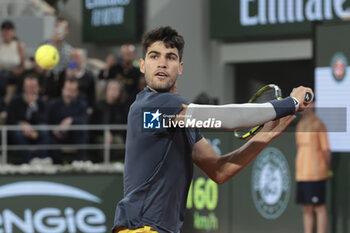 2024-05-29 - Carlos Alcaraz of Spain during day 4 of the 2024 French Open, Roland-Garros 2024, Grand Slam tennis tournament on May 29, 2024 at Roland-Garros stadium in Paris, France - TENNIS - ROLAND GARROS 2024 - 29/05 - INTERNATIONALS - TENNIS