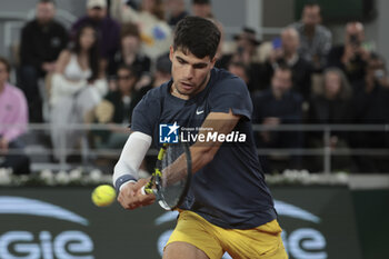 2024-05-29 - Carlos Alcaraz of Spain during day 4 of the 2024 French Open, Roland-Garros 2024, Grand Slam tennis tournament on May 29, 2024 at Roland-Garros stadium in Paris, France - TENNIS - ROLAND GARROS 2024 - 29/05 - INTERNATIONALS - TENNIS