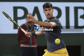 2024-05-29 - Carlos Alcaraz of Spain during day 4 of the 2024 French Open, Roland-Garros 2024, Grand Slam tennis tournament on May 29, 2024 at Roland-Garros stadium in Paris, France - TENNIS - ROLAND GARROS 2024 - 29/05 - INTERNATIONALS - TENNIS