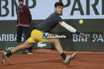 2024-05-29 - Carlos Alcaraz of Spain during day 4 of the 2024 French Open, Roland-Garros 2024, Grand Slam tennis tournament on May 29, 2024 at Roland-Garros stadium in Paris, France - TENNIS - ROLAND GARROS 2024 - 29/05 - INTERNATIONALS - TENNIS