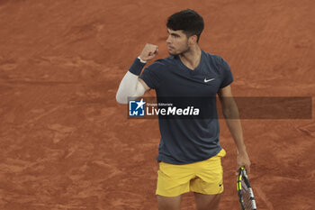 2024-05-29 - Carlos Alcaraz of Spain during day 4 of the 2024 French Open, Roland-Garros 2024, Grand Slam tennis tournament on May 29, 2024 at Roland-Garros stadium in Paris, France - TENNIS - ROLAND GARROS 2024 - 29/05 - INTERNATIONALS - TENNIS