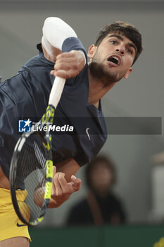 2024-05-29 - Carlos Alcaraz of Spain during day 4 of the 2024 French Open, Roland-Garros 2024, Grand Slam tennis tournament on May 29, 2024 at Roland-Garros stadium in Paris, France - TENNIS - ROLAND GARROS 2024 - 29/05 - INTERNATIONALS - TENNIS