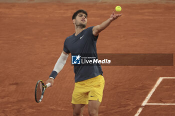 2024-05-29 - Carlos Alcaraz of Spain during day 4 of the 2024 French Open, Roland-Garros 2024, Grand Slam tennis tournament on May 29, 2024 at Roland-Garros stadium in Paris, France - TENNIS - ROLAND GARROS 2024 - 29/05 - INTERNATIONALS - TENNIS