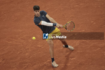 2024-05-29 - Carlos Alcaraz of Spain during day 4 of the 2024 French Open, Roland-Garros 2024, Grand Slam tennis tournament on May 29, 2024 at Roland-Garros stadium in Paris, France - TENNIS - ROLAND GARROS 2024 - 29/05 - INTERNATIONALS - TENNIS