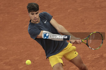 2024-05-29 - Carlos Alcaraz of Spain during day 4 of the 2024 French Open, Roland-Garros 2024, Grand Slam tennis tournament on May 29, 2024 at Roland-Garros stadium in Paris, France - TENNIS - ROLAND GARROS 2024 - 29/05 - INTERNATIONALS - TENNIS