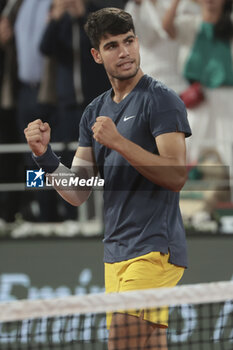 2024-05-29 - Carlos Alcaraz of Spain celebrates his second round victory during day 4 of the 2024 French Open, Roland-Garros 2024, Grand Slam tennis tournament on May 29, 2024 at Roland-Garros stadium in Paris, France - TENNIS - ROLAND GARROS 2024 - 29/05 - INTERNATIONALS - TENNIS