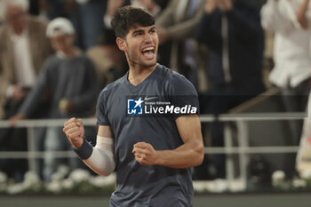 2024-05-29 - Carlos Alcaraz of Spain celebrates his second round victory during day 4 of the 2024 French Open, Roland-Garros 2024, Grand Slam tennis tournament on May 29, 2024 at Roland-Garros stadium in Paris, France - TENNIS - ROLAND GARROS 2024 - 29/05 - INTERNATIONALS - TENNIS