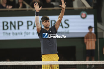 2024-05-29 - Carlos Alcaraz of Spain celebrates his second round victory during day 4 of the 2024 French Open, Roland-Garros 2024, Grand Slam tennis tournament on May 29, 2024 at Roland-Garros stadium in Paris, France - TENNIS - ROLAND GARROS 2024 - 29/05 - INTERNATIONALS - TENNIS