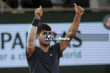 2024-05-29 - Carlos Alcaraz of Spain celebrates his second round victory during day 4 of the 2024 French Open, Roland-Garros 2024, Grand Slam tennis tournament on May 29, 2024 at Roland-Garros stadium in Paris, France - TENNIS - ROLAND GARROS 2024 - 29/05 - INTERNATIONALS - TENNIS