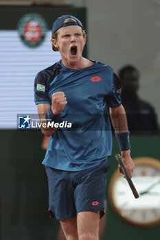 2024-05-29 - Jesper de Jong of Netherlands during day 4 of the 2024 French Open, Roland-Garros 2024, Grand Slam tennis tournament on May 29, 2024 at Roland-Garros stadium in Paris, France - TENNIS - ROLAND GARROS 2024 - 29/05 - INTERNATIONALS - TENNIS