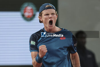 2024-05-29 - Jesper de Jong of Netherlands during day 4 of the 2024 French Open, Roland-Garros 2024, Grand Slam tennis tournament on May 29, 2024 at Roland-Garros stadium in Paris, France - TENNIS - ROLAND GARROS 2024 - 29/05 - INTERNATIONALS - TENNIS