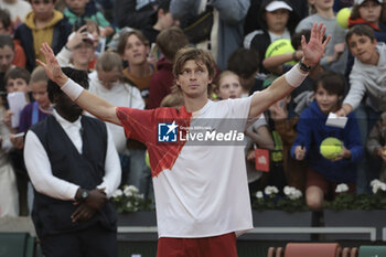 2024-05-29 - Andrey Rublev of Russia celebrates his second round victory during day 4 of the 2024 French Open, Roland-Garros 2024, Grand Slam tennis tournament on May 29, 2024 at Roland-Garros stadium in Paris, France - TENNIS - ROLAND GARROS 2024 - 29/05 - INTERNATIONALS - TENNIS