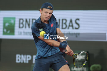 2024-05-29 - Jesper de Jong of Netherlands during day 4 of the 2024 French Open, Roland-Garros 2024, Grand Slam tennis tournament on May 29, 2024 at Roland-Garros stadium in Paris, France - TENNIS - ROLAND GARROS 2024 - 29/05 - INTERNATIONALS - TENNIS