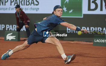 2024-05-29 - Jesper de Jong of Netherlands during day 4 of the 2024 French Open, Roland-Garros 2024, Grand Slam tennis tournament on May 29, 2024 at Roland-Garros stadium in Paris, France - TENNIS - ROLAND GARROS 2024 - 29/05 - INTERNATIONALS - TENNIS