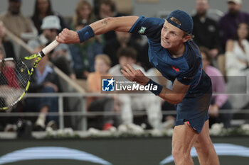 2024-05-29 - Jesper de Jong of Netherlands during day 4 of the 2024 French Open, Roland-Garros 2024, Grand Slam tennis tournament on May 29, 2024 at Roland-Garros stadium in Paris, France - TENNIS - ROLAND GARROS 2024 - 29/05 - INTERNATIONALS - TENNIS