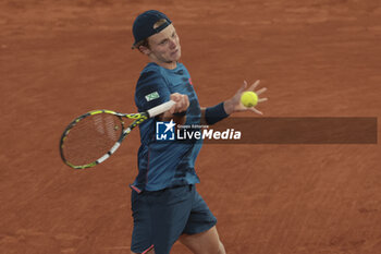 2024-05-29 - Jesper de Jong of Netherlands during day 4 of the 2024 French Open, Roland-Garros 2024, Grand Slam tennis tournament on May 29, 2024 at Roland-Garros stadium in Paris, France - TENNIS - ROLAND GARROS 2024 - 29/05 - INTERNATIONALS - TENNIS