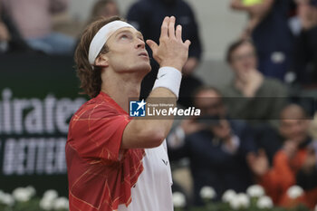 2024-05-29 - Andrey Rublev of Russia celebrates his second round victory during day 4 of the 2024 French Open, Roland-Garros 2024, Grand Slam tennis tournament on May 29, 2024 at Roland-Garros stadium in Paris, France - TENNIS - ROLAND GARROS 2024 - 29/05 - INTERNATIONALS - TENNIS